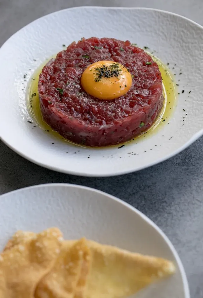Tartar de atún rojo con yema de huevo y hierbas, acompañado de láminas crujientes